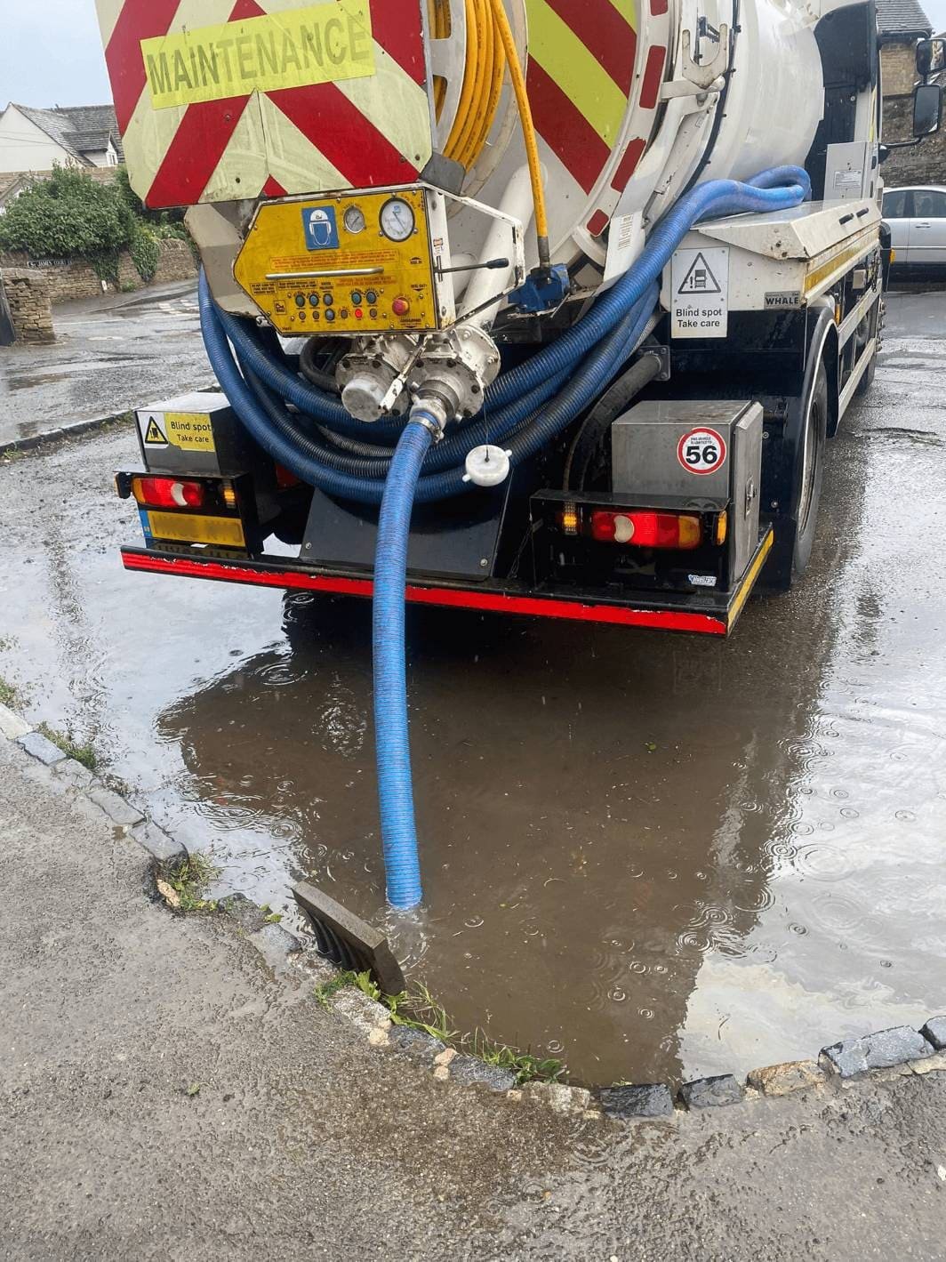 24hrs Drainage tanker unblocking a drain at a property